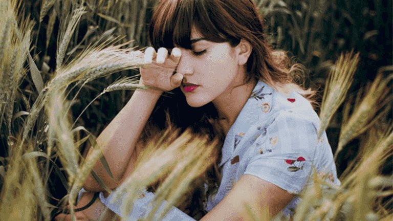 chica con color de pelo caoba