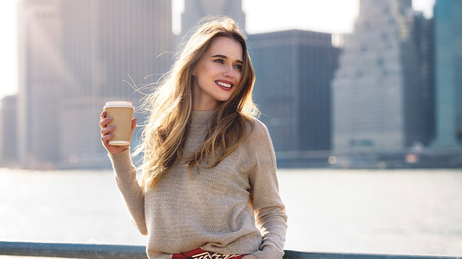 chica con pelo suelto tomando café