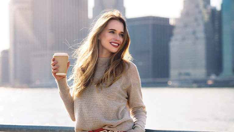 chica con pelo suelto tomando café