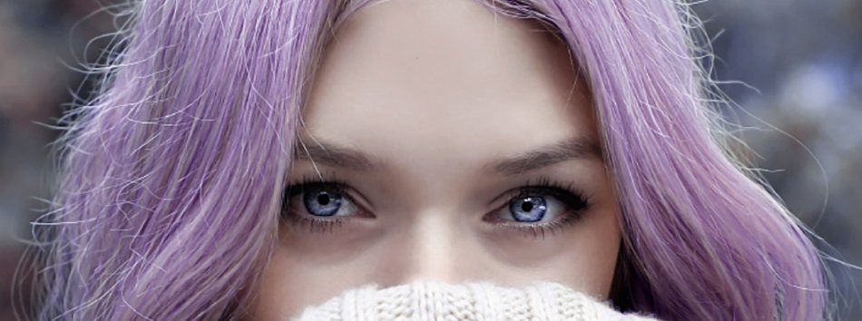 chica con pelo morado y ojos claros