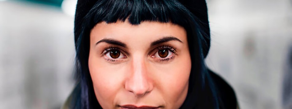 chica con raíces en el pelo