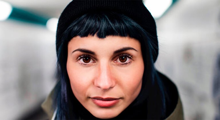 chica con pelo negro azulado