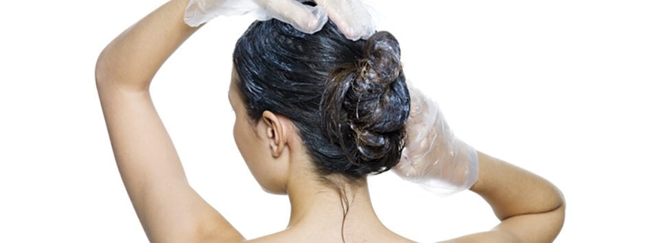 mujer de espalda teñirse en casa