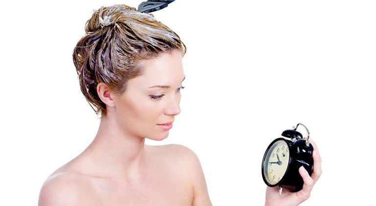 Mujer mirando la hora con el pelo teñido