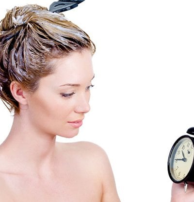 Mujer mirando la hora con el pelo teñido