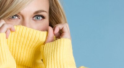 chica rubia jersey amarillo