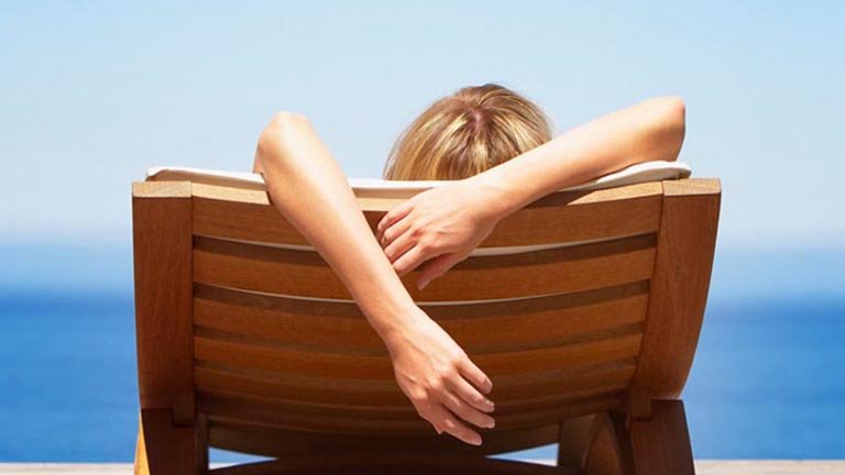 Mujer tomando el sol