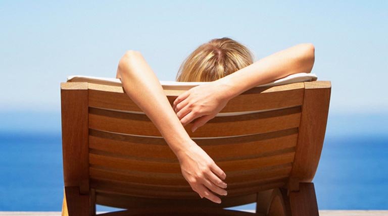 Mujer tomando el sol
