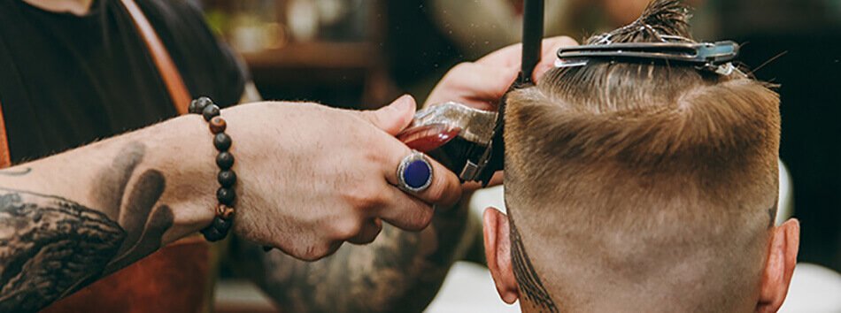 peluquero cortando el pelo a un chico