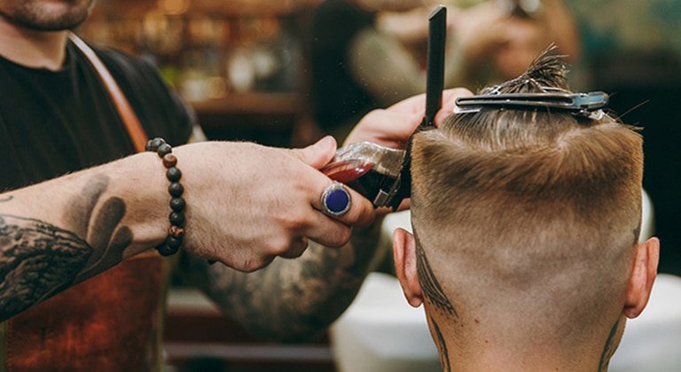 peluquero cortando el pelo a un chico