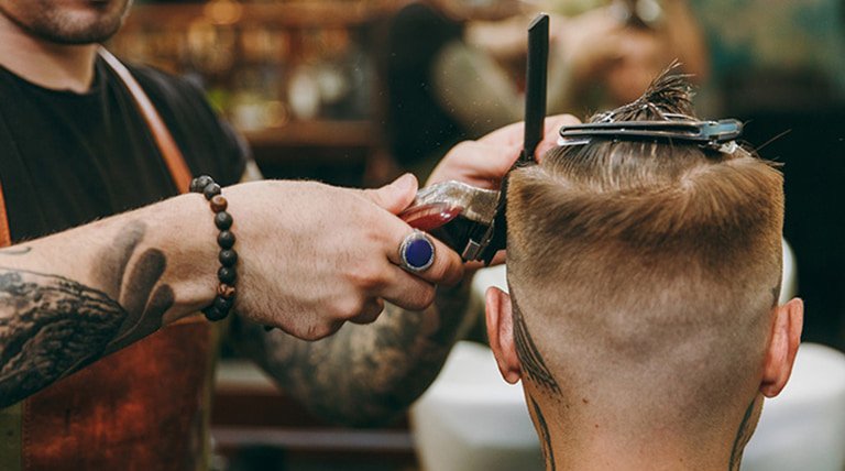 peluquero cortando el pelo a un chico