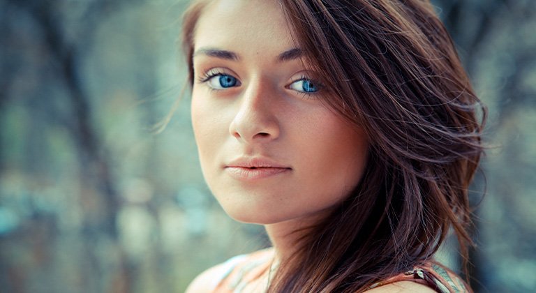 chica con mechas de moda