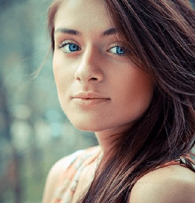 chica con mechas de moda