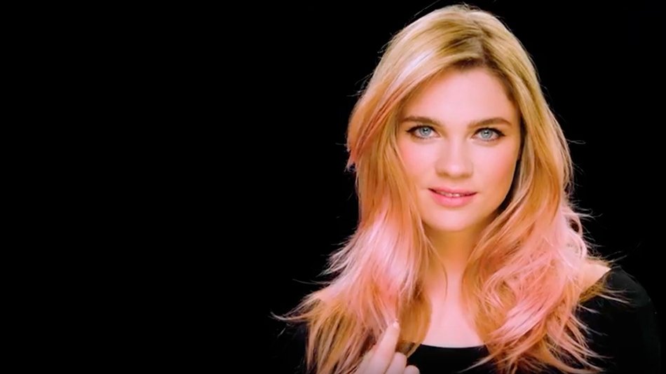 chica con pelo rubio y mechas rosas