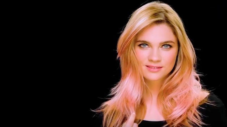 chica con pelo rubio y mechas rosas