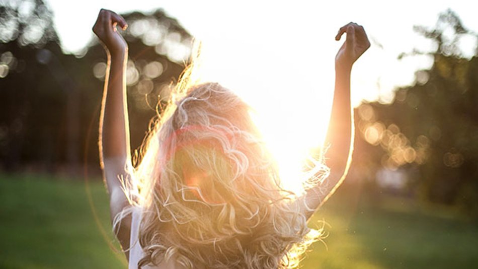 chica rubia con pelo rizado