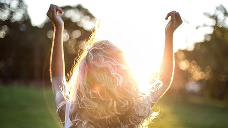 chica rubia con pelo rizado
