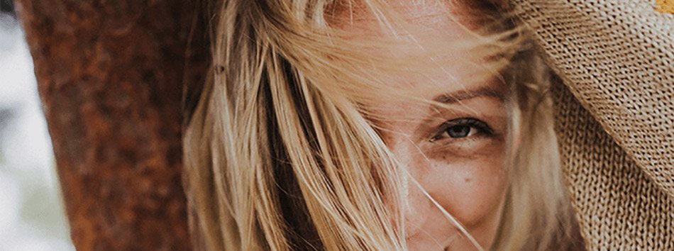 chica rubia con el pelo teñido