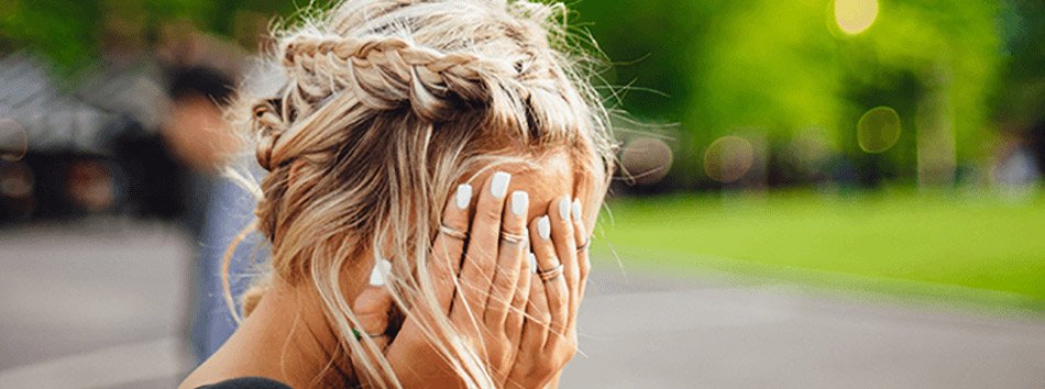 chica con raíces en el pelo