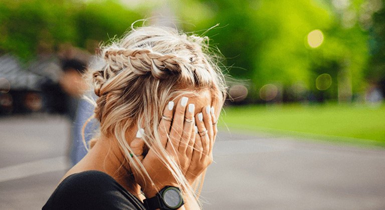 chica con raíces en el pelo