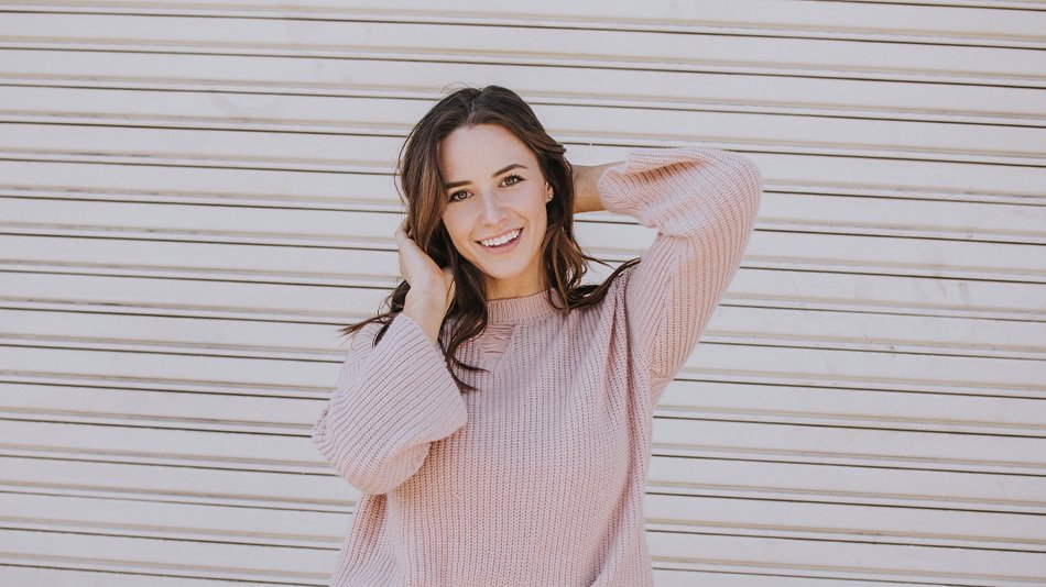 chica con pelo oscuro y reflejos