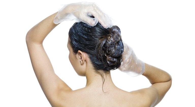 mujer de espalda teñirse en casa