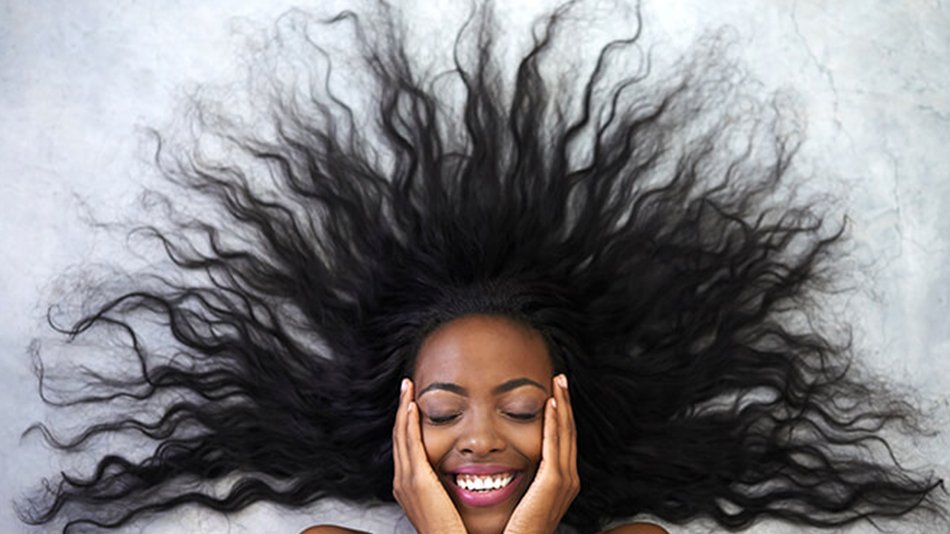 chica con pelo encrespado