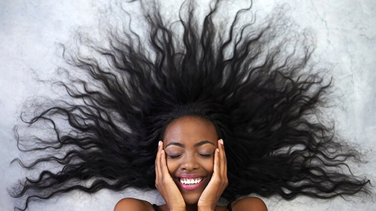 chica con pelo encrespado