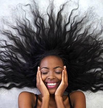 Conoce los mejores productos para el pelo rizado encrespado | Blog Garnier