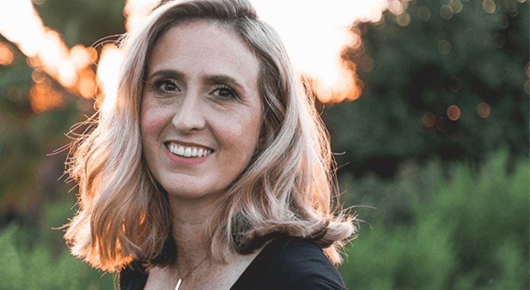 mujer rubia teñida en casa