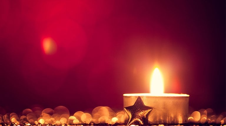 vela y estrella dorada con fondo rojo