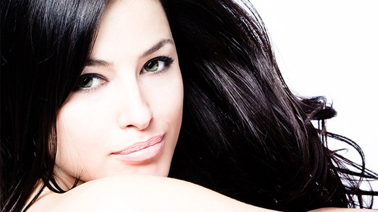 mujer de pelo negro y ojos verdes