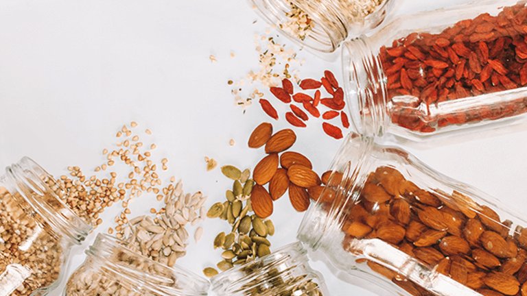 botes de cristal con frutos secos