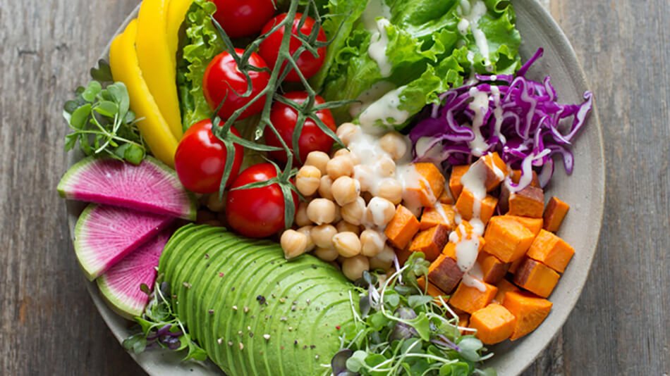 Ensaladera con frutas verduras y legumbres
