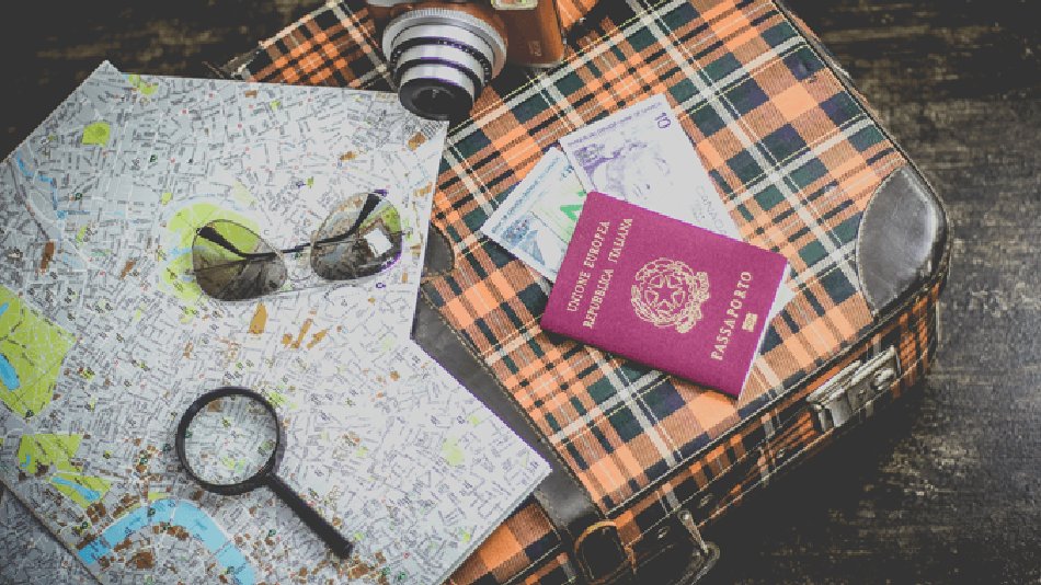 maleta pasaporte mapa lupa cámara de fotos gafas de sol 