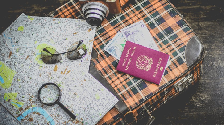 maleta pasaporte mapa lupa cámara de fotos gafas de sol