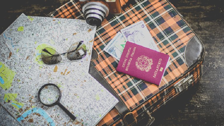maleta pasaporte mapa lupa cámara de fotos gafas de sol