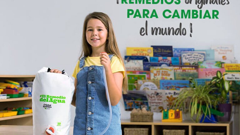 Niña sonriendo con bolsa blanca