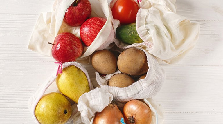 Bolsas de tela con frutas y verduras