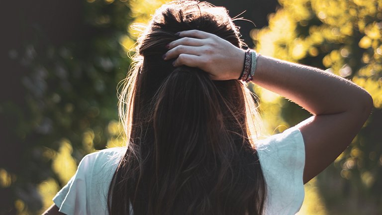 chica con pelo castaño