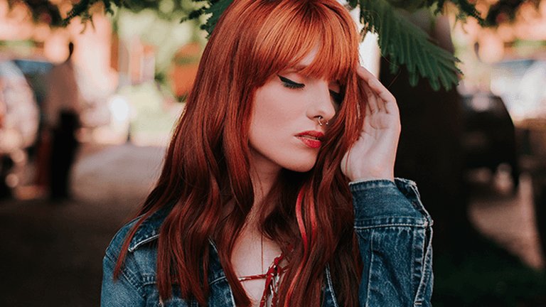Chica con los ojos cerrados y pelo blorange