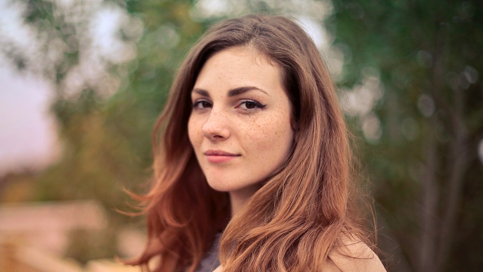 chica con el pelo cinammon spice