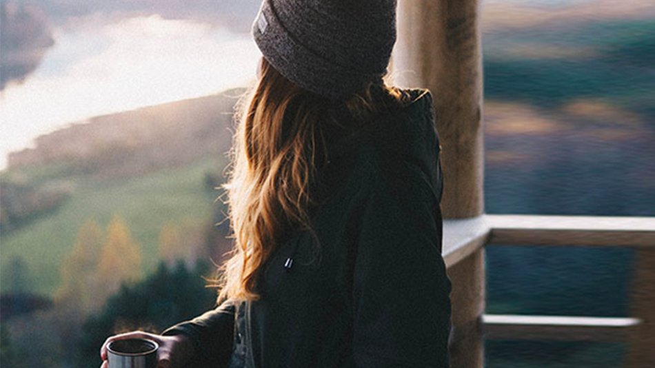 chica en la montaña