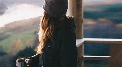 chica en la montaña