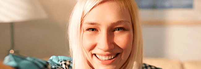 mujer con pelo rubio