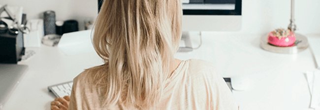 mujer con pelo rubio