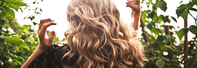 mujer con pelo rubio