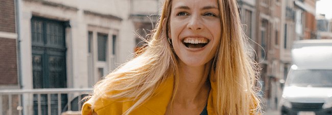 mujer con pelo rubio