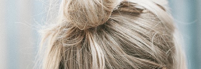 mujer con pelo rubio