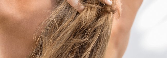 mujer con pelo rubio